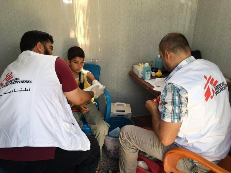 Un jeune garçon en consultation dans une clinique mobile MSF, qui offre des soins de santé aux personnes déplacées à Idlib en Syrie.
© Mohammed Homidan/MSF