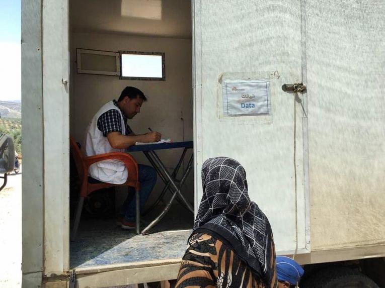 Un responsable des admissions enregistre les informations que lui communique une femme pour sa consultation dans la clinique mobile de MSF.
© Mohammed Homidan/MSF