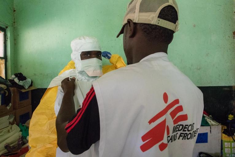 Des équipes MSF revêtent leur combinaison de protection dans le centre de traitement d'Ebola de Bikoro, dans la province de l'Equateur.
© MSF/Louise Annaud