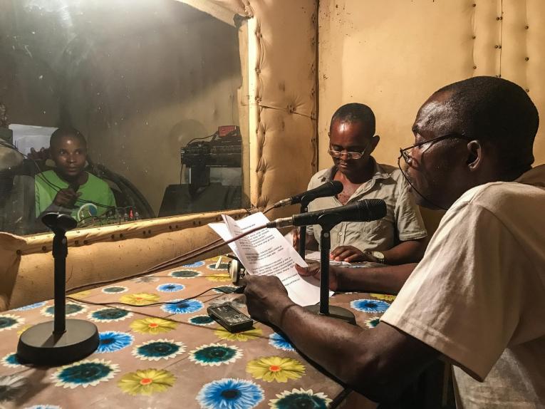 Diffusion de messages de sensibilisation à l'épidémie d'Ebola dans une émission de radio locale à Bikoro, dans la province de l'Equateur.
© MSF/Louise Annaud