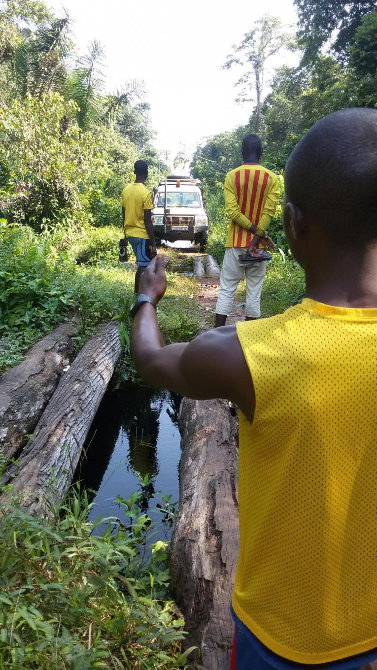 Dans la province de l'Equateur, atteindre des villages affectés par Ebola peut prendre plusieurs heures aux équipes de Médecins Sans Frontières.
© MSF/Paul Jawor