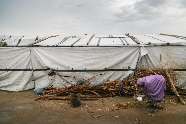 Une femme devant une tente du camp de transit de Pulka, au Nigeria.&nbsp;
 © Igor G. Barbero/MSF