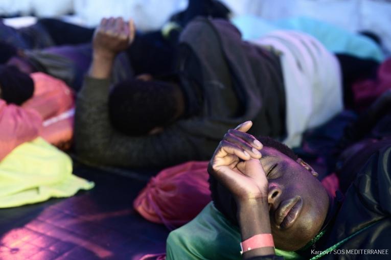 Des rescapés se reposent à bord de l'Aquarius, lors de son voyage jusqu'au port de Valence.
 © Kenny Karpov/SOS MEDITERRANEE