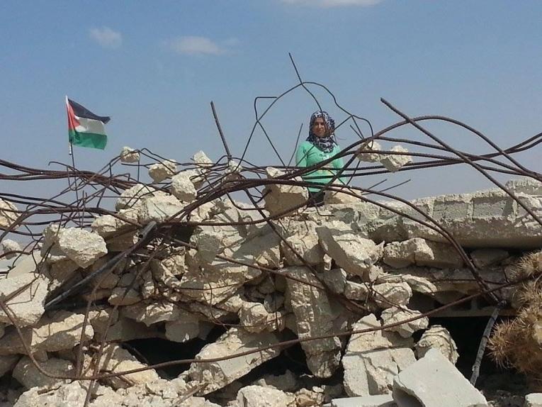 Une jeune femme palestinienne se tient devant les restes de sa maison détruite à Hébron. 2014.
© Muwaffaq Joulani/MSF