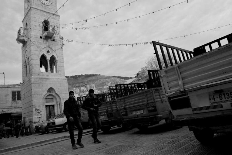 Deux jeunes hommes marchent dans la vieille ville de Naplouse. Palestine. 2014.
 © Aurelie Baumel/MSF