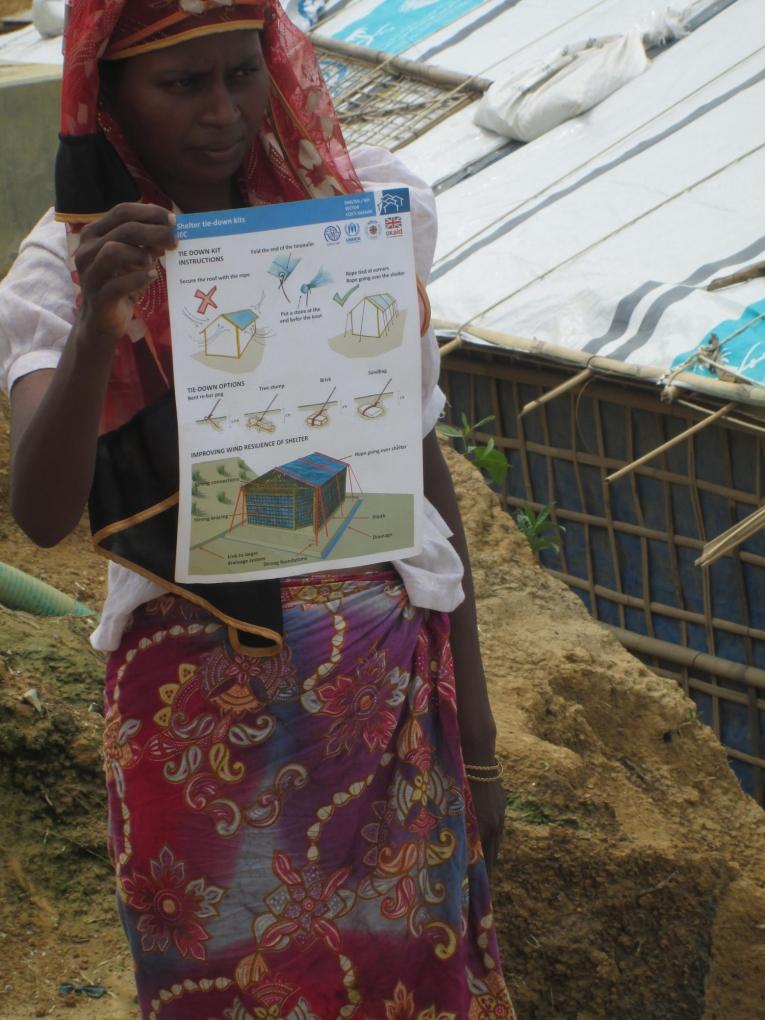 Pour construire leur abri, les Rohingyas reçoivent un kit de construction et des instructions. Bangladesh 2018.
 © Brigitte Breuillac/MSF