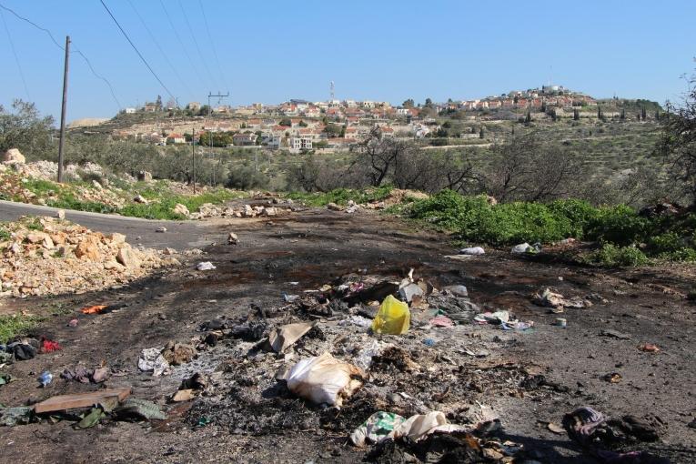 Une route interdite aux Palestiniens depuis l'installation d'une colonie israélienne à&nbsp;Kofor Qadoom, visible en arrière-plan. Cette route permettrait de rejoindre Naplouse en 10 minutes. Ce trajet prend désormais 45 minutes. 2018.
 © Laurie Bonnaud/MSF