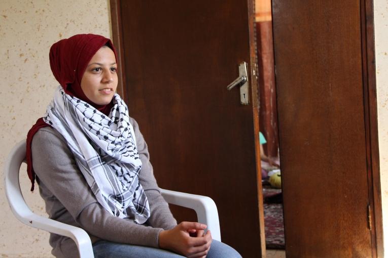 Estabarak, 17 ans, habite le village de Madama en Cisjordanie. Elle est suivie par l'équipe de psychologues de Médecins Sans Frontières. 2018.
© Laurie Bonnaud/MSF