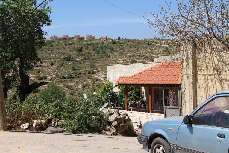 Le village de Qaryout est entouré de colonies israéliennes. Ici, une vue depuis la maison de Reema, qui fût suivie par les équipes de Médecins Sans Frontières après le décès de son fils, victime du tir d'un soldat israélien. 2018.
© Laurie Bonnaud/MSF
