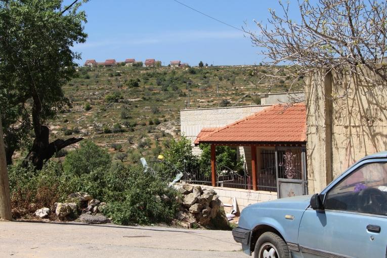 Le village de Qaryout est entouré de colonies israéliennes. Ici, une vue depuis la maison de Reema, qui fût suivie par les équipes de Médecins Sans Frontières après le décès de son fils, victime du tir d'un soldat israélien. 2018.
 © Laurie Bonnaud/MSF