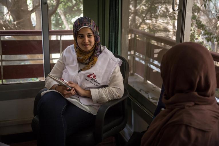 Une patiente de la clinique de Maadi en discussion avec un membre des équipes MSF.&nbsp;Égypte. 2018.
 © Sima Diab