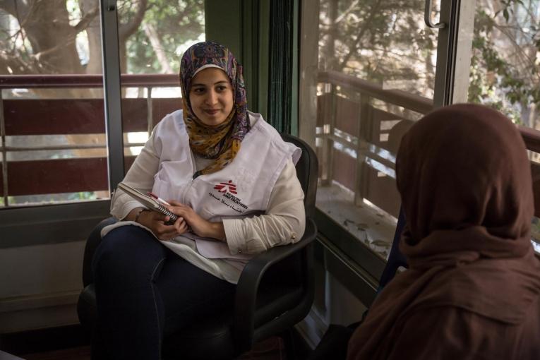 Une patiente de la clinique de Maadi en discussion avec un membre des équipes MSF. Égypte. 2018.
© Sima Diab