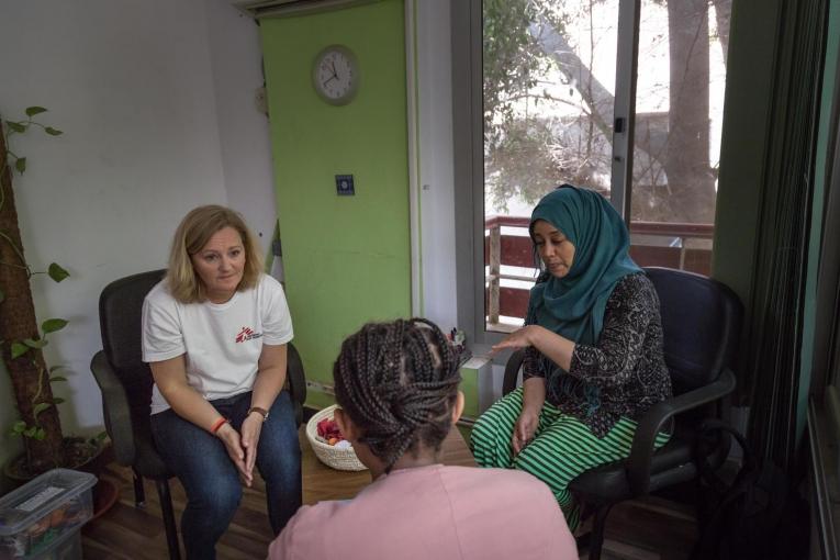 Une patiente de la clinique de Maadi en discussion avec un membre des équipes MSF et sa traductrice. Égypte. 2018.
© Sima Diab