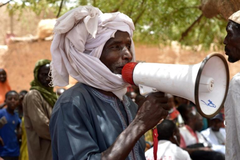 Un crieur public annonce le lancement de la campagne de vaccination aux habitants du village. Les activités de&nbsp;promotion de la santé sont fondamentales dans la mobilisation de la population et visent à assurer une meilleure couverture vaccinale.
 © Elise Mertens/MSF