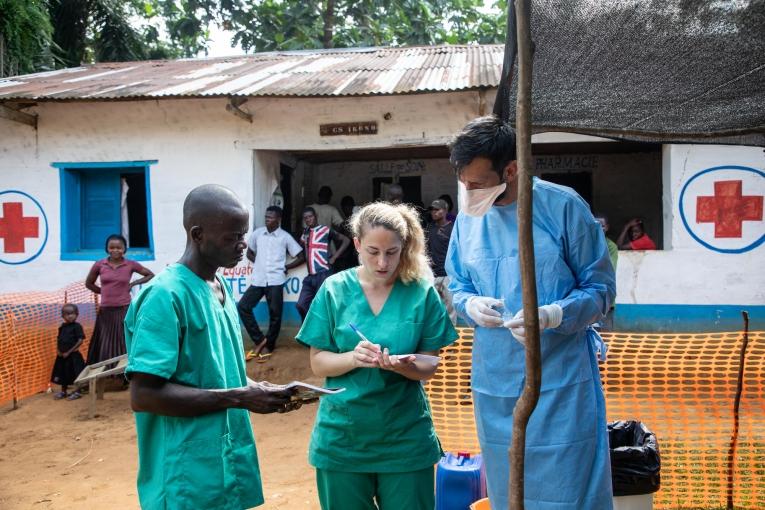 L'équipe de MSF évalue un cas suspect d'Ebola à&nbsp;Ikoko Impenge.
 © Louise Annaud/MSF