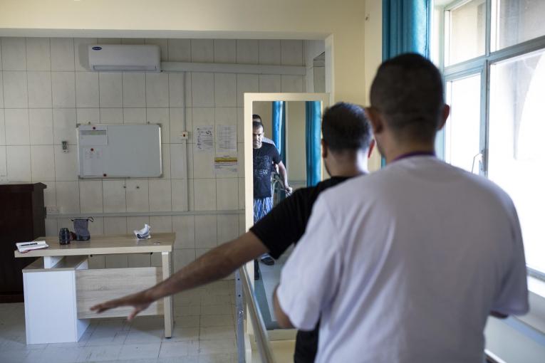 Une séance de kinésithérapie. Centre de rééducation médicale de Bagdad (BMRC). Irak. 2017.
 © Florian SERIEX/MSF