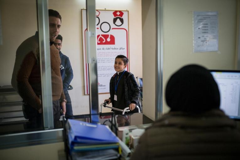 Un garçon de 9 ans, victime d'une explosion quatre ans auparavant. Il a été admis dans le Centre de rééducation médicale de Bagdad (BMRC). Irak. 2017.
© Florian SERIEX/MSF