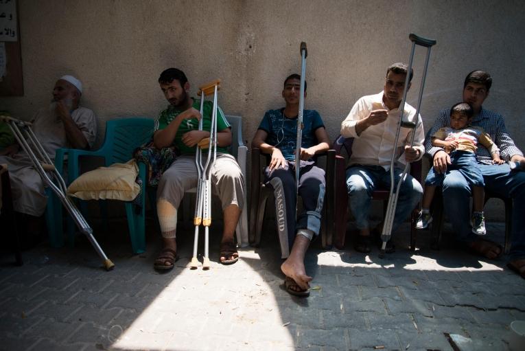 Des hommes attendent à la clinique MSF de Khan Younis. Bande de Gaza. 2018.
 © Aurelie Baumel/MSF