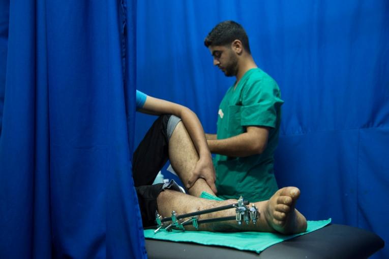 Un jeune homme de 18 ans, blessé par balle le 30 mars, lors d'une manifestation à la frontière. Bande de Gaza. 2018.
 © Aurelie Baumel/MSF