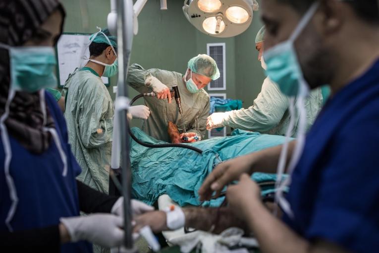 Le&nbsp;personnel médical de l'hôpital Al Aqsa, appuyées par les équipes de Médecins Sans Frontières, opère&nbsp;des patients blessés par balle. Bande de Gaza. 2018.
 © Laurence Geai