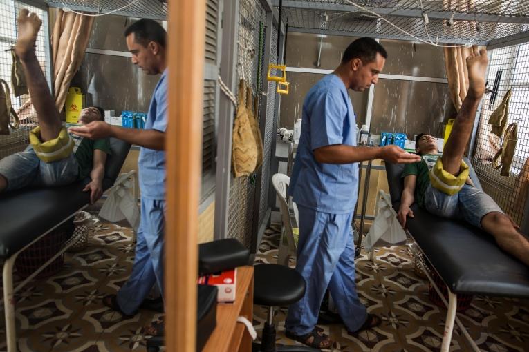 Une séance de physiothérapie dans un centre de soins&nbsp;post-opératoires MSF le 16 mai. Bande de Gaza. 2018.
 © Laurence Geai