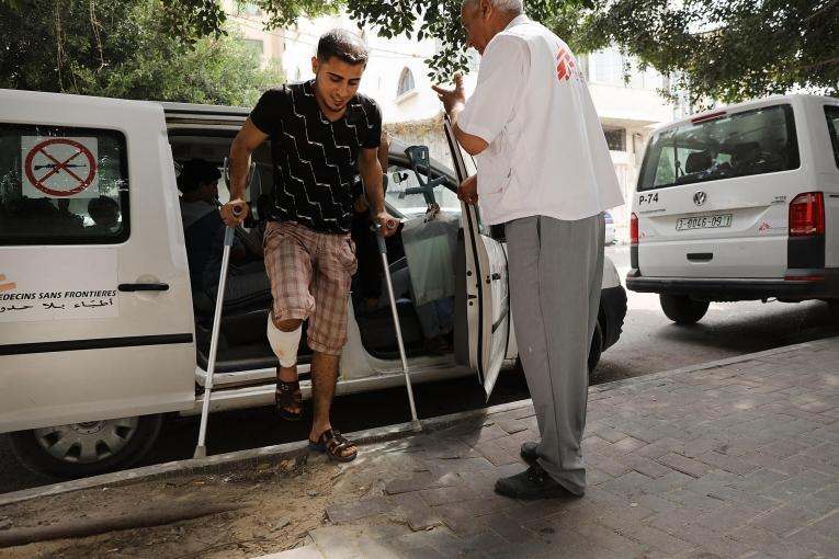 Un homme blessé par balle à la jambe durant une manifestation à la frontière se rend dans une clinique gérée par Médecins Sans Frontières. Bande de Gaza. 2018.
 © Spencer Platt