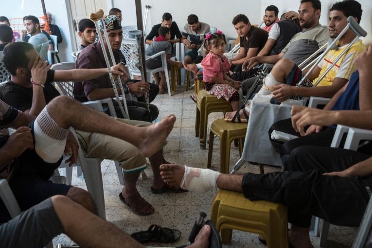 Des Palestiniens blessés par balle lors de manifestations attendent des soins post-opératoires dans une clinique de Médecins Sans Frontières. Bande de Gaza. 2018.
 © Heidi Levine/Sipa Press