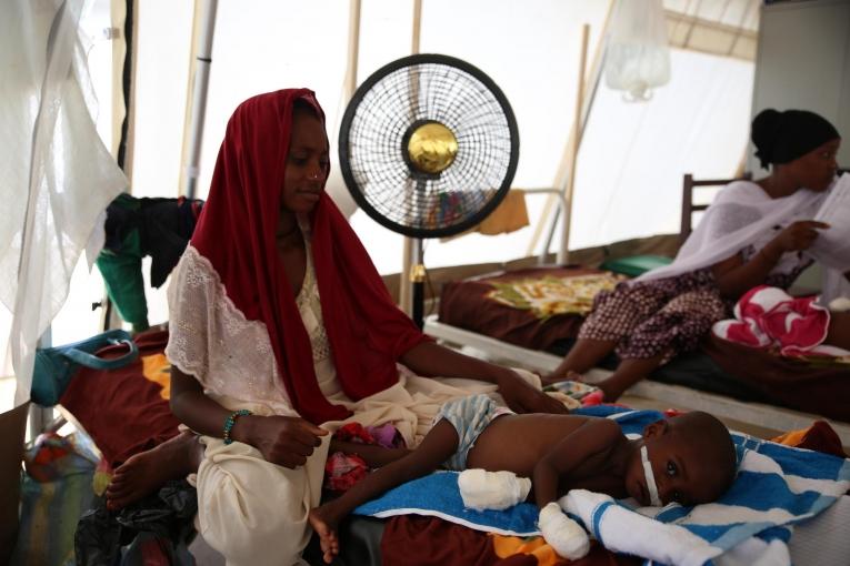 Fatima, 20 ans. Sa fille a été admise dans le centre nutritionnel thérapeutique de MSF. Tchad. 2018.&nbsp;
 © Mohammad Ghannam/MSF