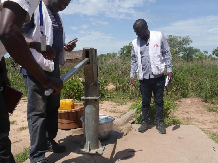 Les équipes de Médecins Sans Frontières lors de l'évaluation de la situation humanitaire et sanitaire d'un village. République centrafricaine. 2018.
 © MSF/Anaïs Deprade