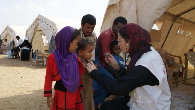 Une infirmière MSF en consultation lors d'une clinique mobile dans le district d'Abs. Yémen. 2017
 © Gonzalo Martinez/MSF