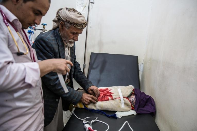 Hussein et sa petite-fille en consultation à l'hôpital MSF de Haydan. Yémen. Mars 2018.
© Agnes Varraine-Leca/MSF