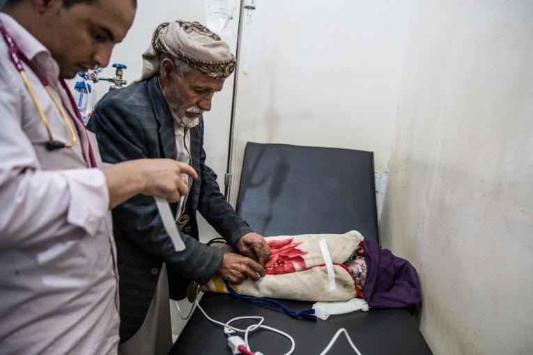 Hussein et sa petite-fille en consultation à l'hôpital MSF de Haydan. Yémen. Mars 2018.
 © Agnes Varraine-Leca/MSF