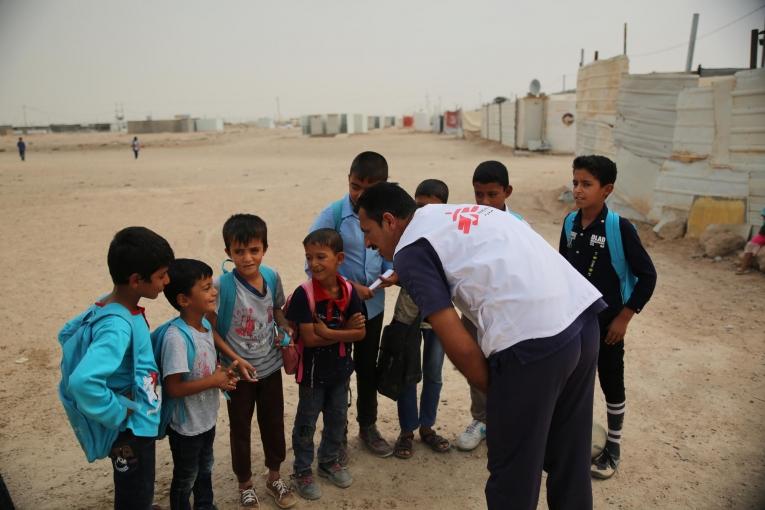 Omar travaille pour MSF dans le camp d'Amriya Falloujah. Il est arrivé dans le camp il y a deux ans avec sa femme. Irak. 2018.
 © Mohammad Ghannam/MSF