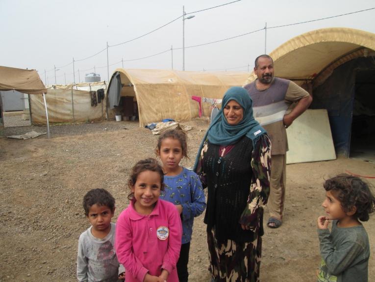 Ali Manahel et sa famille dans un camp de personnes déplacées. Ils ont fui la ville de Sinjar lorsque le groupe&nbsp;État islamique a en pris le contrôle. Irak. 2018.
 © Brigitte Breuillac/MSF