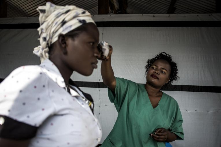 Une infirmière prend la température d'une patiente dans le centre d'isolement Ebola de Bunia géré par MSF. Novembre 2018. République démocratique du Congo.
© John Wessels