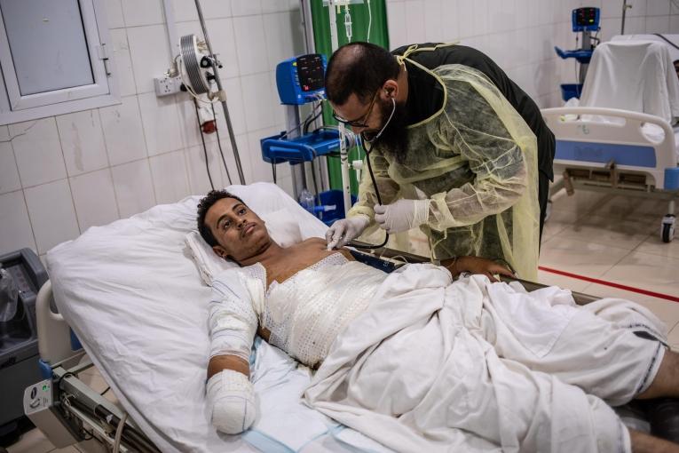 Youssef a 18 ans. Il a été blessé par l'explosion d'une mine alors qu'il conduisait sa voiture. Il a été transféré à l'hôpital de Mocha où les équipes MSF ont dû procédé à une amputation de son avant-bras droit. Il a ensuite été transféré à Aden pour qu'on lui retire les schrapnels logés dans son abdomen. Décembre 2018. Yémen.
© Agnes Varraine-Leca/MSF