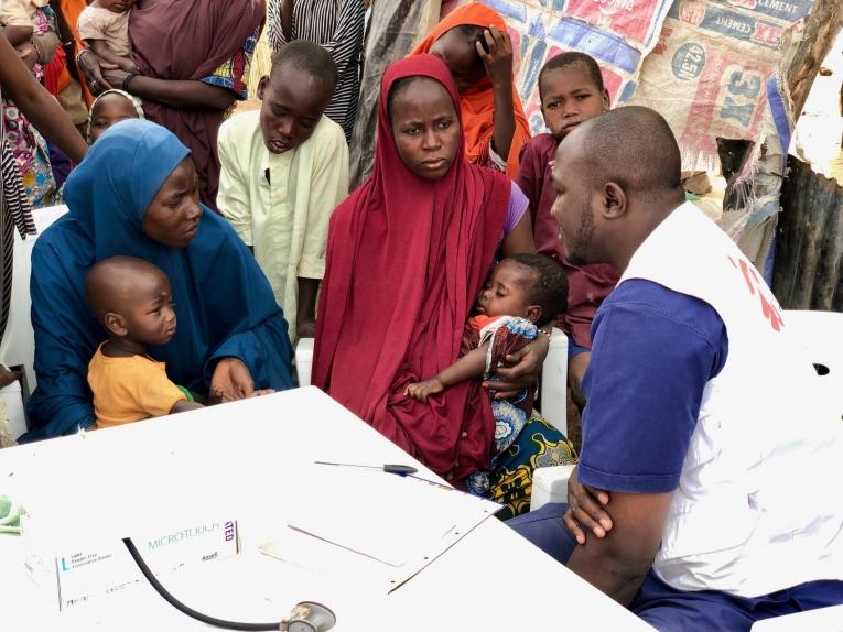 En janvier 2019, les équipes de Médecins Sans Frontières sont intervenues auprès des personnes déplacées nouvellement arrivées à Maiduguri. MSF a fourni une aide médicale, distribué&nbsp;des couvertures et des produits d'hygiène et construit des latrines.&nbsp;Ces personnes ont fui le conflit dans le nord de l'État de&nbsp;Borno. Nigeria. 2019.
 © Junaid Khan/MSF