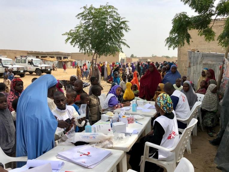 En janvier 2019, les équipes de Médecins Sans Frontières sont intervenues auprès des personnes déplacées nouvellement arrivées à Maiduguri. MSF a fourni une aide médicale, distribué&nbsp;des couvertures et des produits d'hygiène et construit des latrines.&nbsp;Ces personnes ont fui le conflit dans le nord de l'État de&nbsp;Borno. Nigeria. 2019.
 © Junaid Khan/MSF