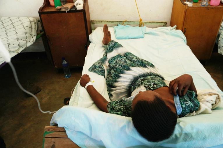 Workey est allongée sur un lit de la clinique MSF d'Abdurafi. Elle reçoit un traitement contre l'envenimation dont elle est victime. 2018. Éthiopie.
© Susanne Doettling/MSF