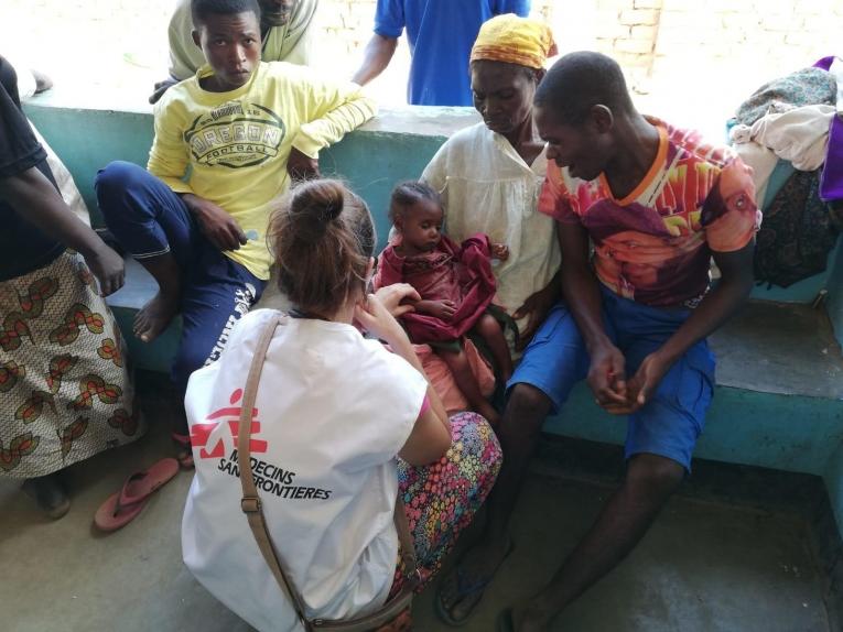 Une docteure MSF ausculte un enfant dans l'hôpital général de la ville de Mukanga. République démocratique du Congo. 2019.
 © Bérengère Guais/MSF