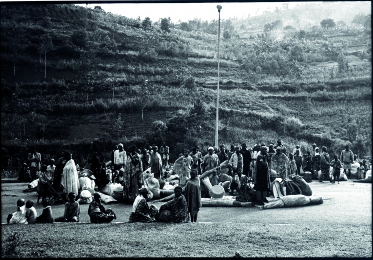 Réfugiés rwandais à la frontière entre le Burundi et le Rwanda.&nbsp;13 avril 1994.
 © Xavier Lassalle/MSF