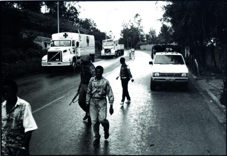 Départ vers l’aéroport de Kigali de la première équipe évacuée après trois semaines de mission sur place.&nbsp;Avril 1994. Rwanda.
 © Xavier Lassalle/MSF