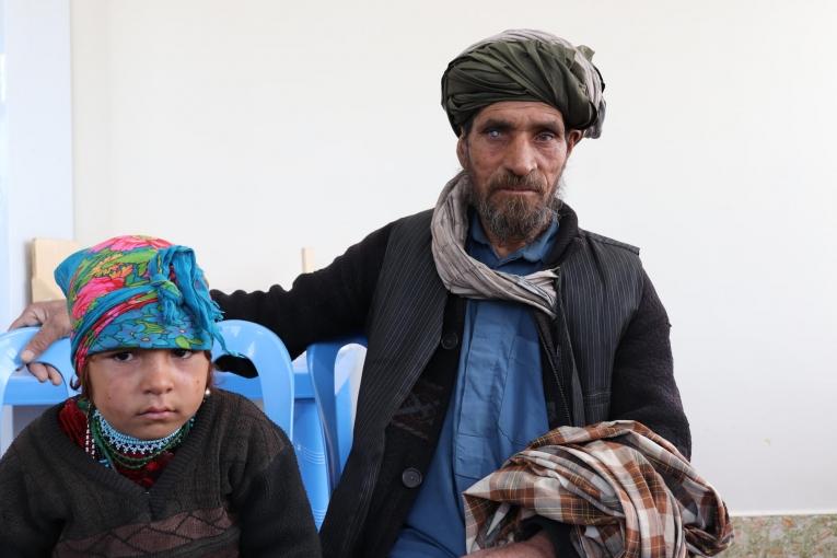Agha Muhammad et sa fille Bibi Hawa, qui souffre potentiellement d'une pneumonie. 2019. Afghanistan.
© Adhmadullah Safi/MSF