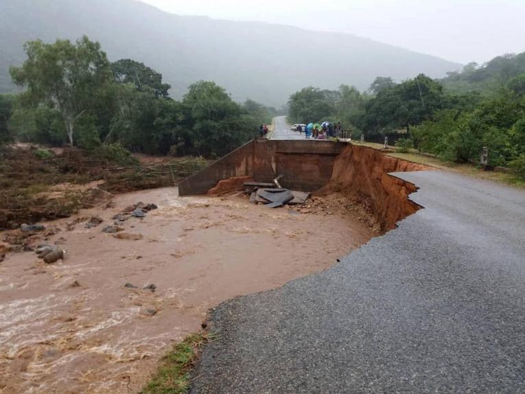 Au Zimbabwe, la destruction des infrastructures routières rend difficile l’accès à Chimanimani, que le cyclone a atteint le vendredi 15 mars.
© MSF