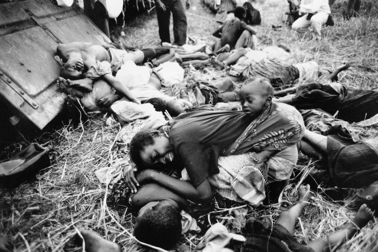 Des réfugiés rwandais hutus fuient l'est du Zaïre pour échapper aux attaques de l'Alliance démocratique de libération du Congo-Zaïre et de l'Armée patriotique rwandaise. Ils s'entassent dans des trains entre Biaro et Kisangani.&nbsp;À leur arrivée, on compte près de 100 morts. 1997. Zaïre.
 © Kadir Van Lohuizen/Noor