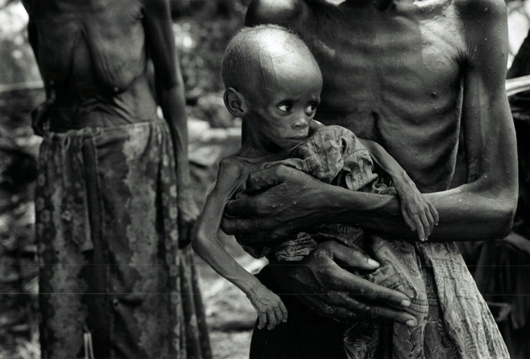 Des réfugiés rwandais hutus le long de la voie de chemin de fer qui relie&nbsp;Ubundu à Kisangani. Zaïre. 1997.
 © Sebastiao Salgado