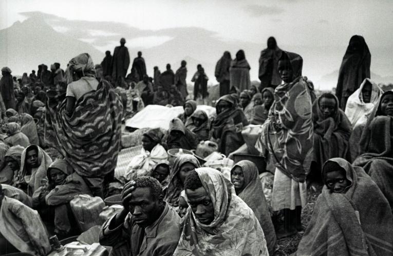 Les réfugiés rwandais hutus installés à Goma sont répartis dans trois camps :&nbsp;Kibumba, Katale et Mugumga. Les taux de mortalité dans ces camps sont très élevés en juillet 1994. Zaïre.&nbsp;
 © Sebastiao Salgado