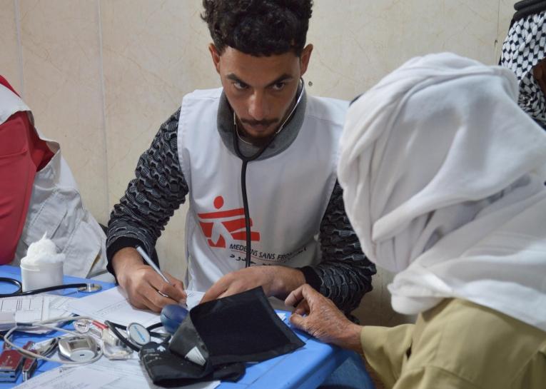 Un infirmier lors d'une consultation avec un patient affecté par une maladie chronique, dans le centre de santé d'Hawija. 2019. Irak.&nbsp;
 © MSF