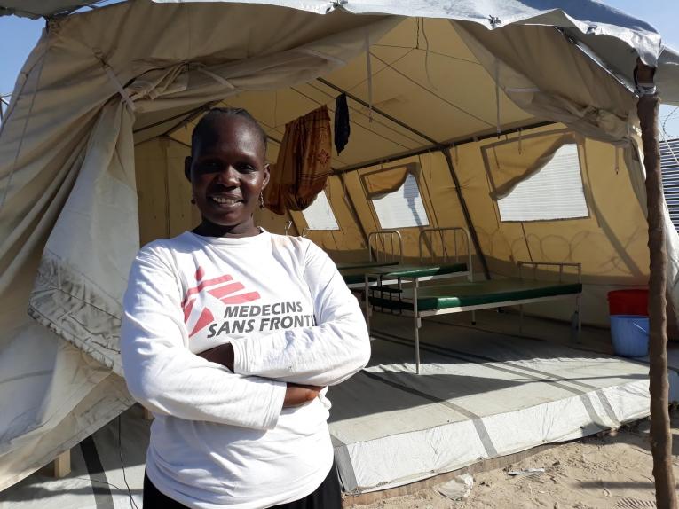 Beatrice Akongo, sage-femme de MSF, se tient devant le pavillon de maternité de la ville de Leer.
 © MSF/Sarah Pierre