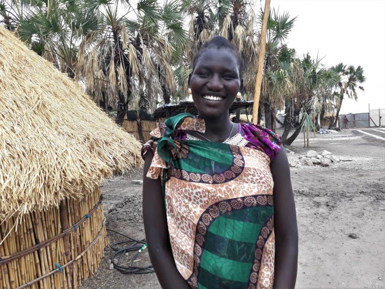 Nyamuch, 18 ans. Nyamuch est enceinte de six mois de son premier enfant. Avec d'autres femmes de sa communauté, elle s'est rendue à Leer pour bénéficier de soins prénatals.
© MSF/Sarah Pierre